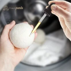 Merkloos Droger Ballen XL 6 Stuks Inclusief Lavendelolie – Zero Waste Dryer Balls - Duurzaam – Wasverzachter – Herbruikbare Drogerballen – Droogt De Was Sneller – Tiny Panda -Thuis Wassen 1200x1200 1421