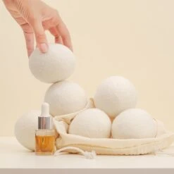 Apeiron Drogerballen - Droogballen - 6 XL Wasbollen - Droger - Duurzaam - Wasmachine - Wasverzachter - Energie Besparen - Zero Waste - Schapenvacht - Wol -Thuis Wassen 1200x1200 1474