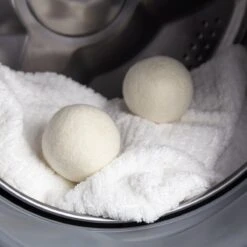 Apeiron Drogerballen - Droogballen - 6 XL Wasbollen - Droger - Duurzaam - Wasmachine - Wasverzachter - Energie Besparen - Zero Waste - Schapenvacht - Wol -Thuis Wassen 1200x1200 1478