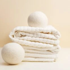 Apeiron Drogerballen - Droogballen - 6 XL Wasbollen - Droger - Duurzaam - Wasmachine - Wasverzachter - Energie Besparen - Zero Waste - Schapenvacht - Wol -Thuis Wassen 1200x1200 1479