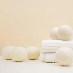 Apeiron Drogerballen - Droogballen - 6 XL Wasbollen - Droger - Duurzaam - Wasmachine - Wasverzachter - Energie Besparen - Zero Waste - Schapenvacht - Wol -Thuis Wassen 1200x1200 1482