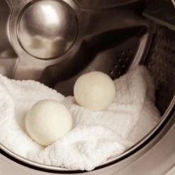 FAVE Drogerballen XL - 6 Stuks - Inclusief 2x Lavendelolie & Opbergzakje - Wasbol - Wasballen - Doseerbol - Droogballen - Duurzaam 15 FAVE Drogerballen XL - 6 Stuks - Inclusief 2x Lavendelolie & Opbergzakje - Wasbol - Wasballen - Doseerbol - Droogballen - Duurzaam -Thuis Wassen 1200x1200 1574